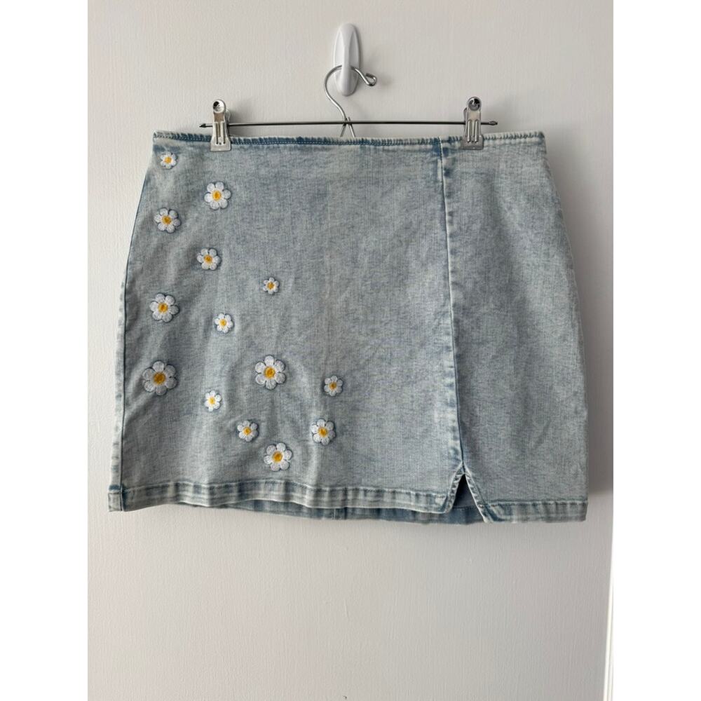 Wild Fable Acid Wash Daisy Embroidered Mini Skirt Size 16 Cottagecore Y2K Preppy